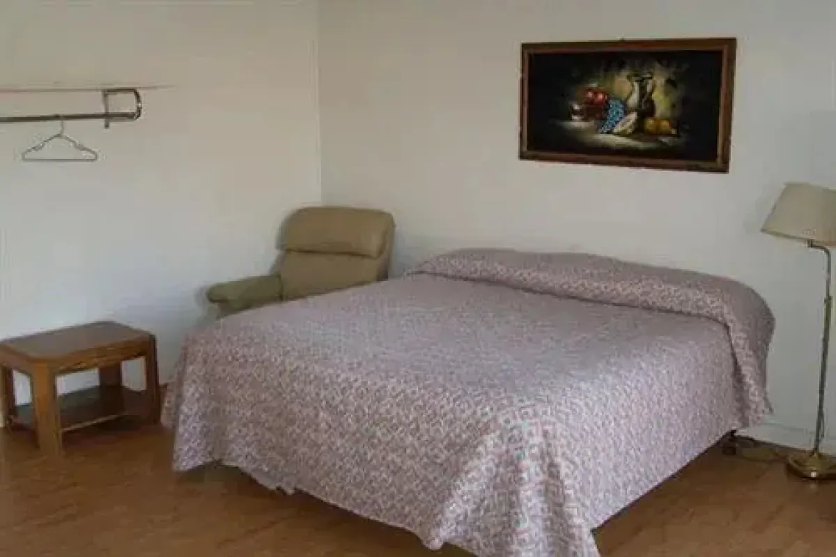 Dunes Motel, 447 Addison Ave W
