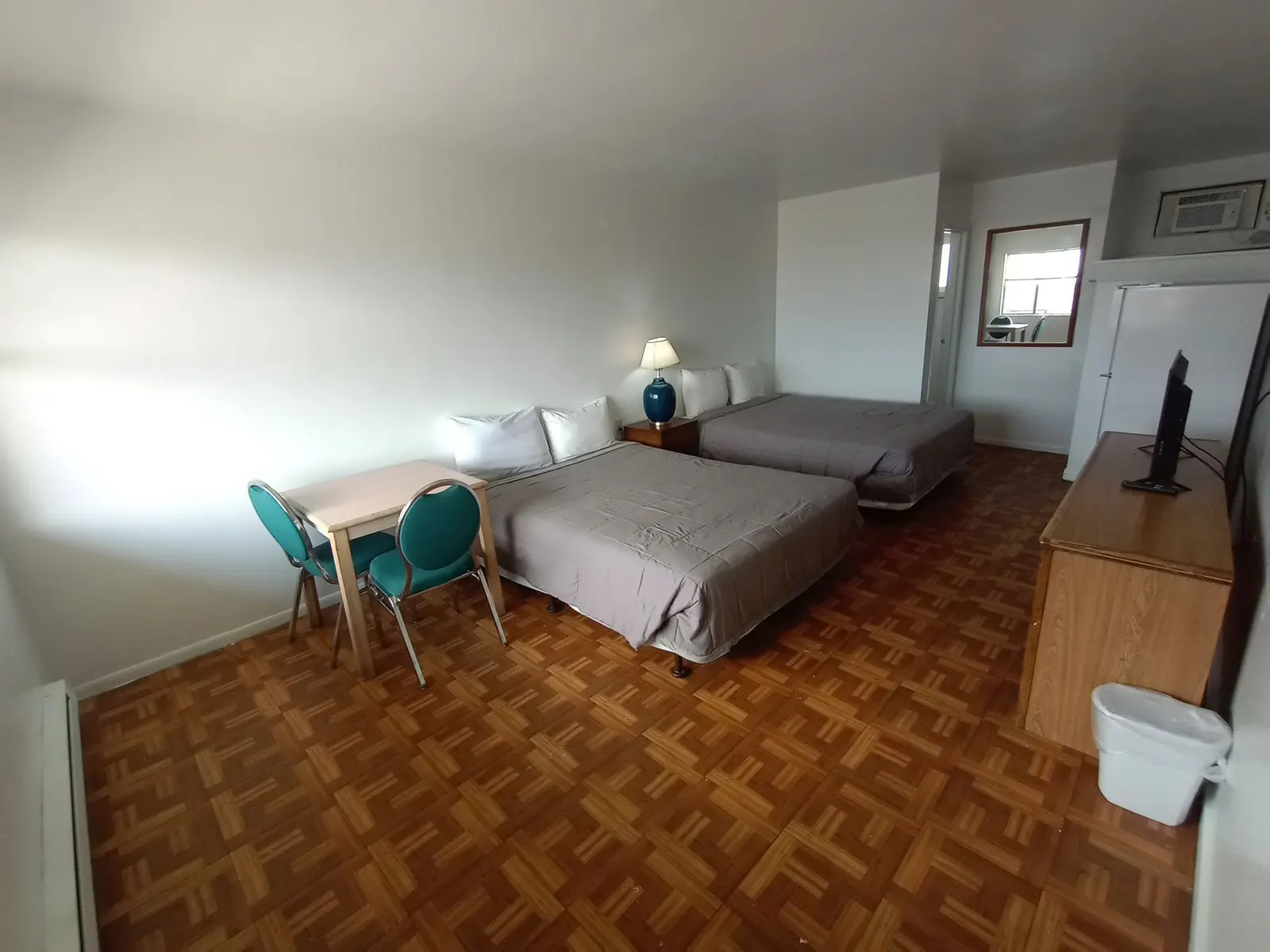 Old Towne Lodge, 248 2nd Ave W